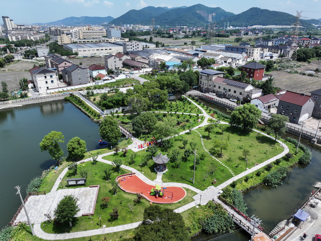 6月18日拍摄的经过环境整治提升的长兴县李家巷镇许家浜村田心岛公园（无人机照片）。