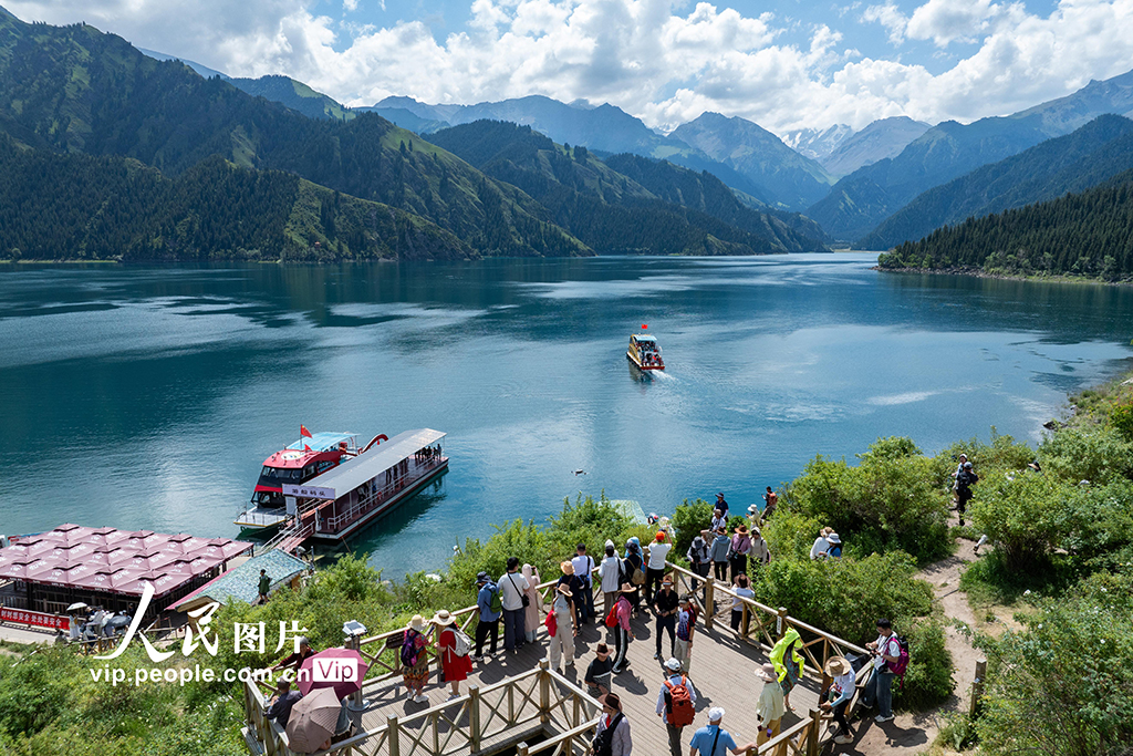 新疆阜康：夏日天池风光美