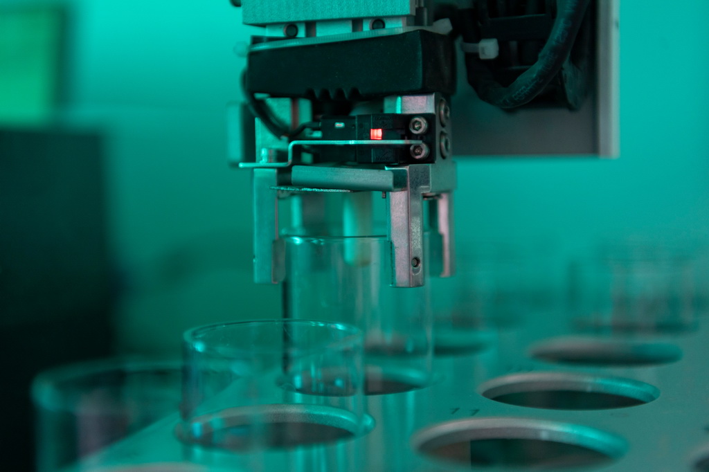 6月18日，在中国水稻研究所北方水稻研究中心，科研人员操控土壤有机质分析机器人分析黑土中的有机质含量。