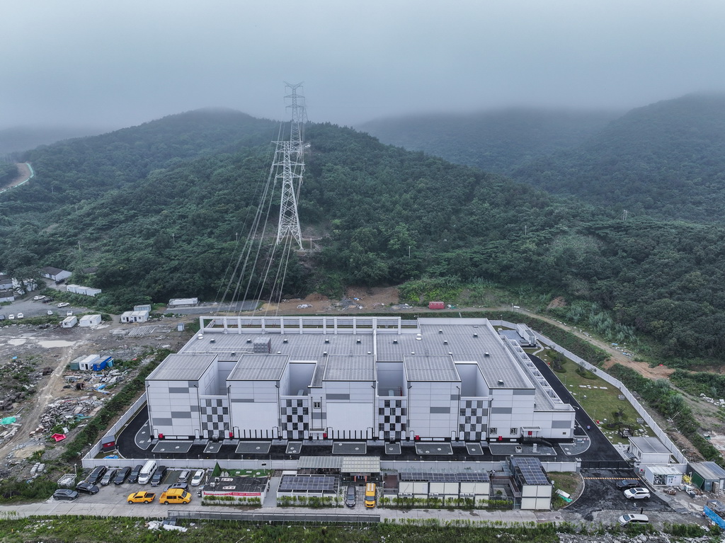 空中俯瞰舟山望海（金塘）220千伏输变电工程变电站（6月24日摄，无人机照片）。