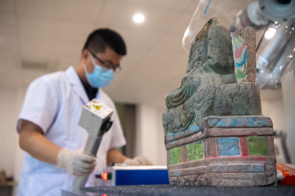 6月24日，在大足石刻文物医院，工作人员对石质文物进行修复并采集数字化信息。