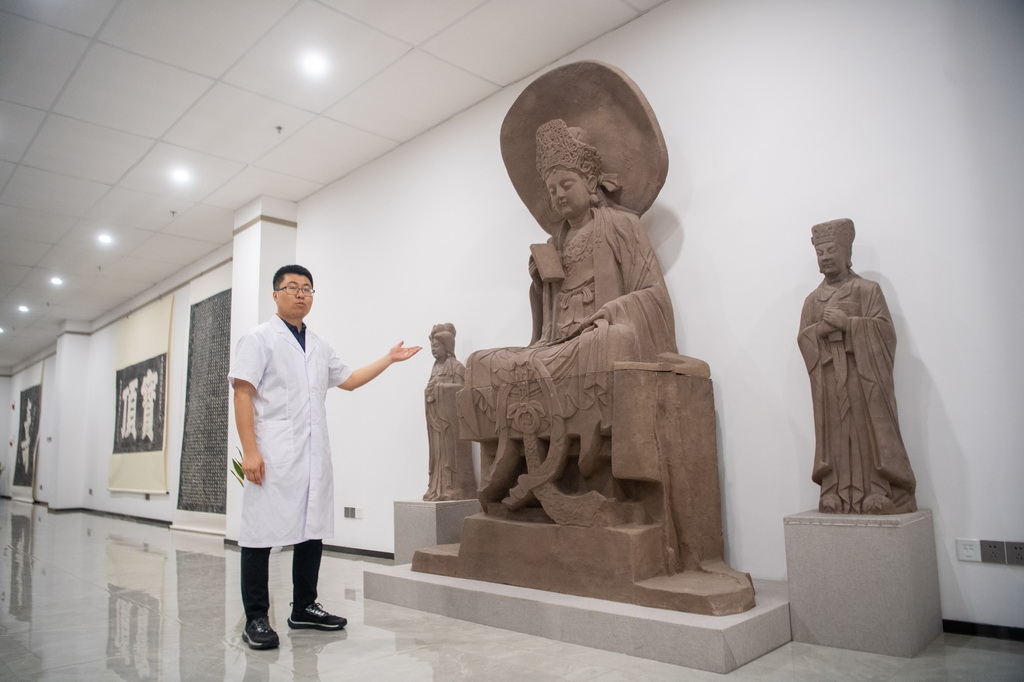 6月24日，在大足石刻文物医院，工作人员介绍三维建模数字化还原的大足石刻摩崖造像。