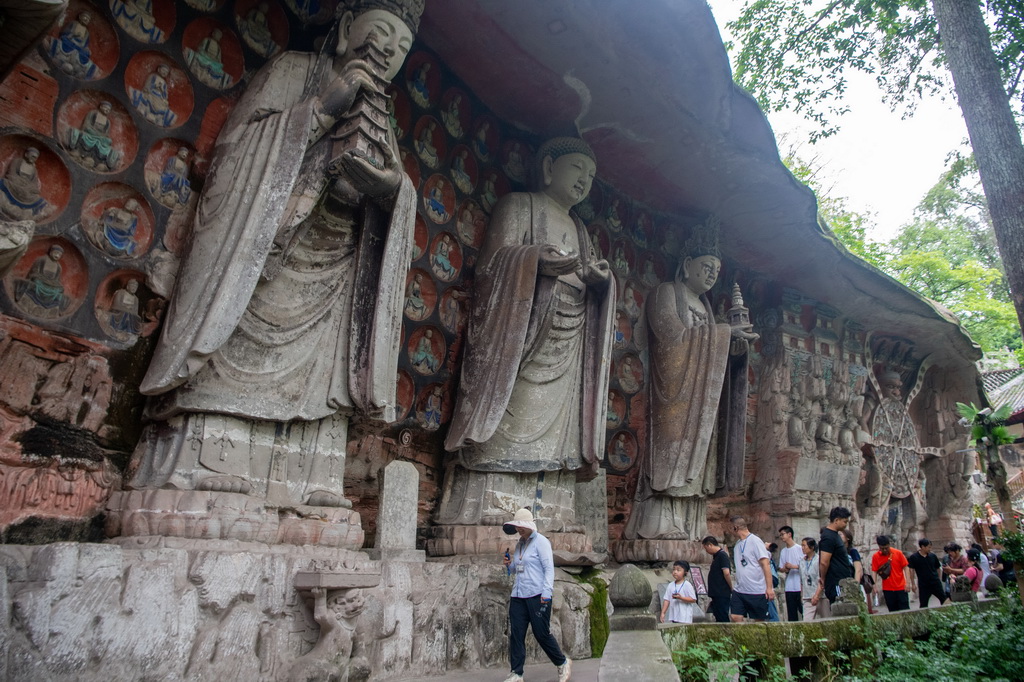6月24日，游客在大足石刻景区参观。