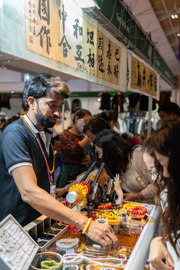 6月24日，参展商在第9届中国—南亚博览会上售卖饰品。新华社记者 高咏薇 摄