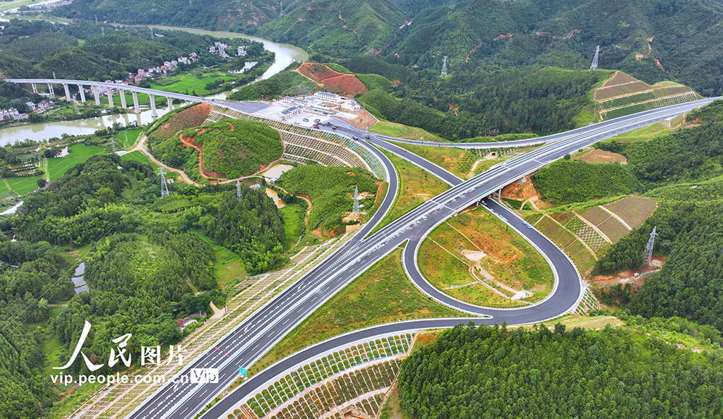 江西大余：建设高速公路 助力振兴发展【6】
