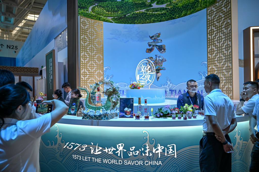 6月25日在国家会展中心（天津）拍摄的第十六届夏季达沃斯论坛文化之夜现场。新华社记者  孙凡越 摄