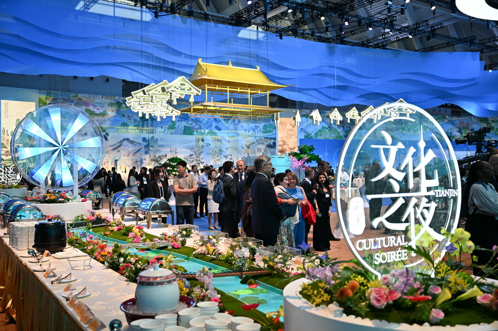 6月25日在国家会展中心（天津）拍摄的第十六届夏季达沃斯论坛文化之夜现场。新华社记者  孙凡越 摄