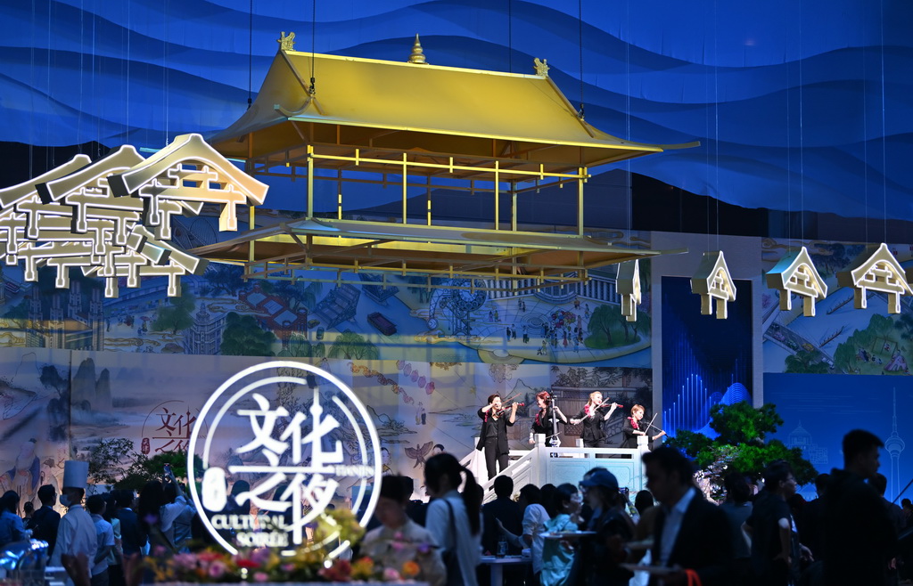 6月25日，演员在第十六届夏季达沃斯论坛文化之夜上表演。新华社记者 李然 摄