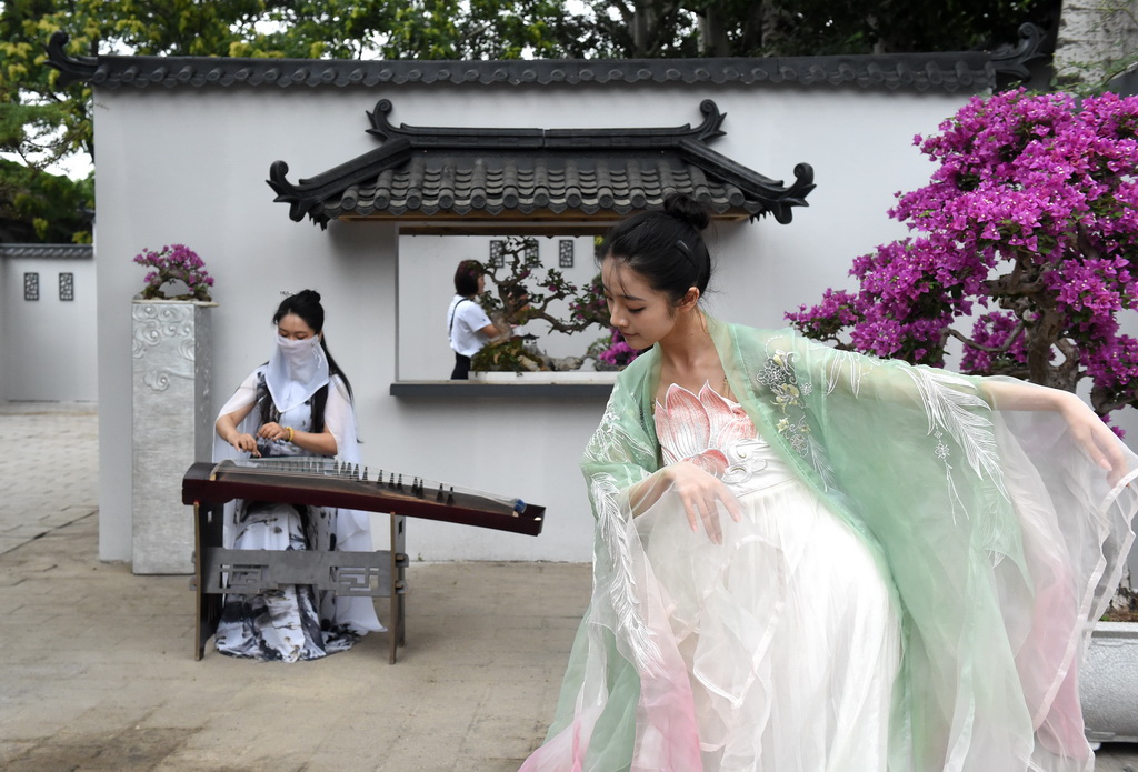 6月28日，表演者在圆明园“荷韵梅芳 御苑双姝”双花展现场演奏、舞蹈。