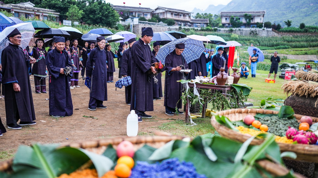 6月30日，当地布依族群众在六盘水市六枝特区牂牁江畔参加传统民俗活动。
