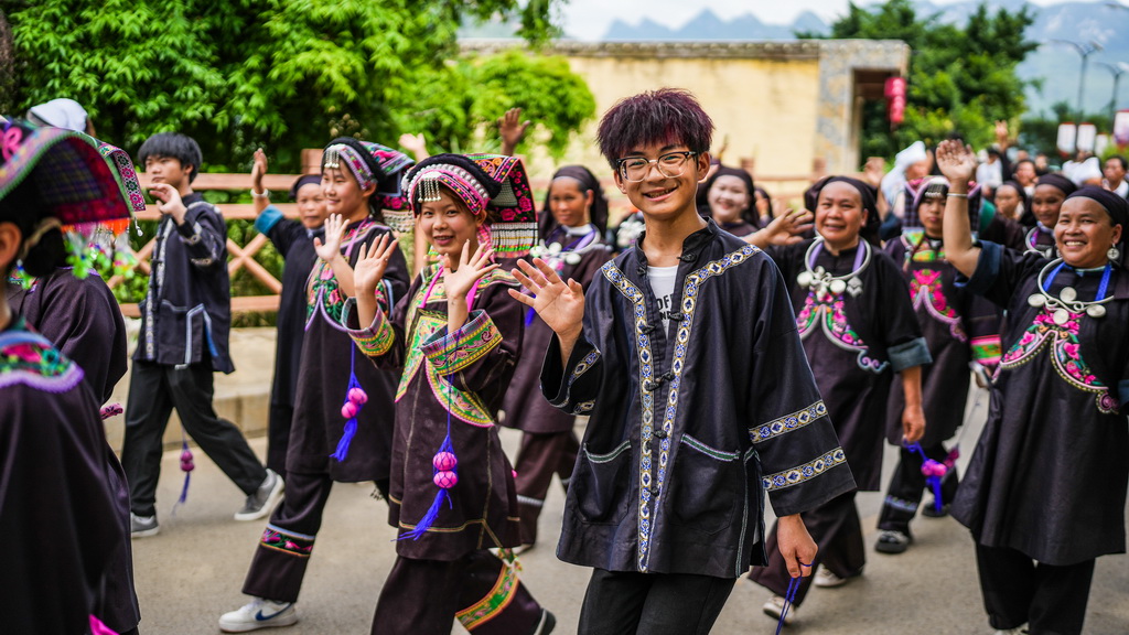 六盘水市六枝特区牂牁镇的布依族群众在进行巡游（6月29日摄）。