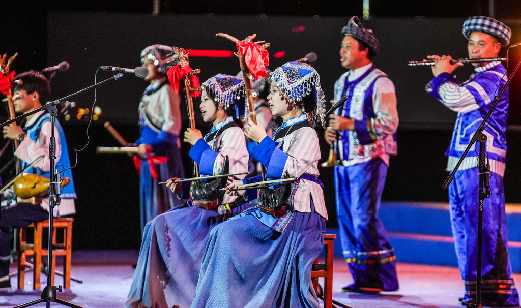黔西南布依族苗族自治州的布依族群众在表演《八音坐唱》（6月29日摄）。