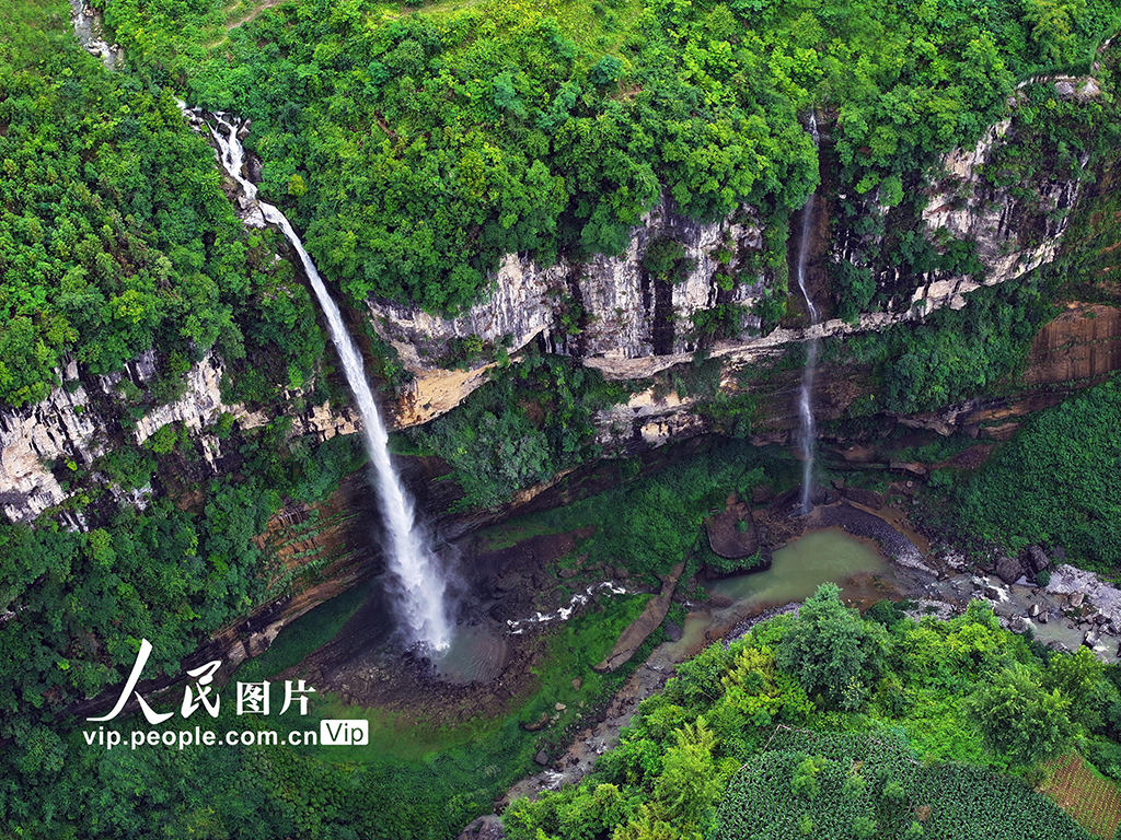 湖北恩施：云龙地缝瀑布蔚为壮观【3】