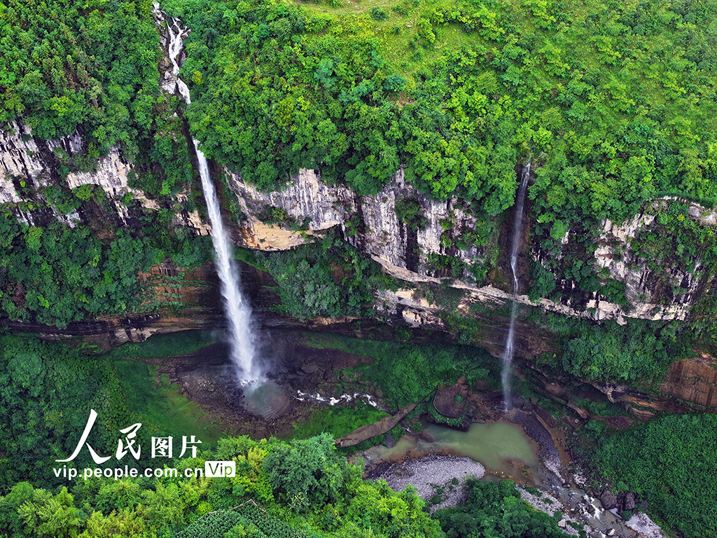 湖北恩施：云龙地缝瀑布蔚为壮观【2】