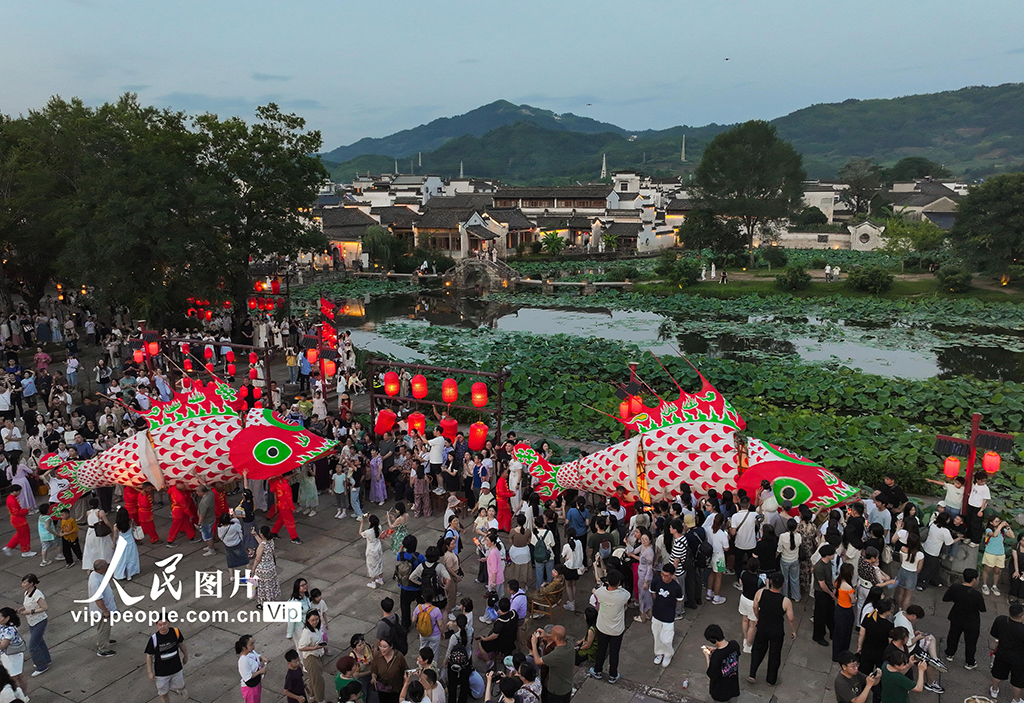 安徽黄山：夏夜游古村赏鱼灯