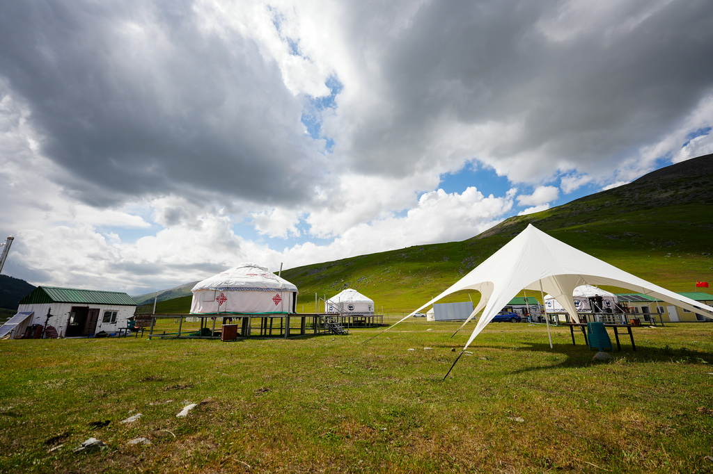 这是6月30日在阿禾公路旁拍摄的由当地村民经营的餐饮毡房。