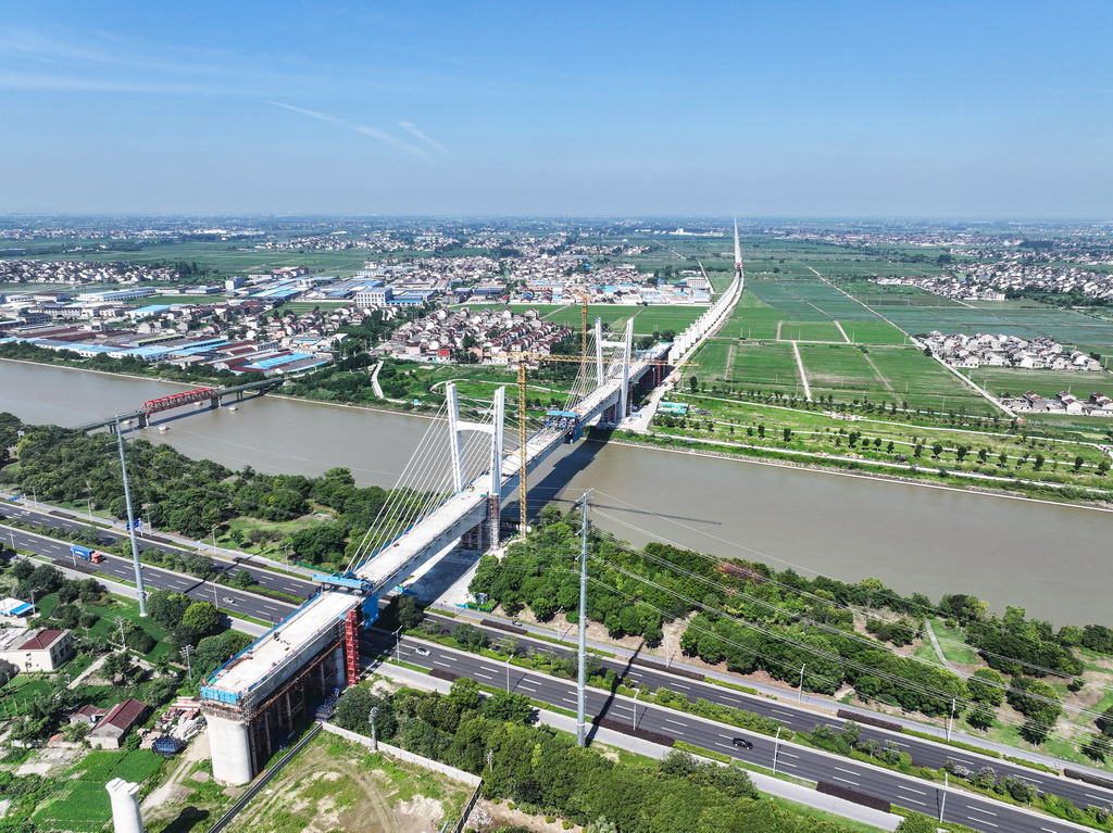 7月1日拍摄的沪渝蓉高铁通泰扬特大桥跨引江河斜拉桥（无人机照片）。