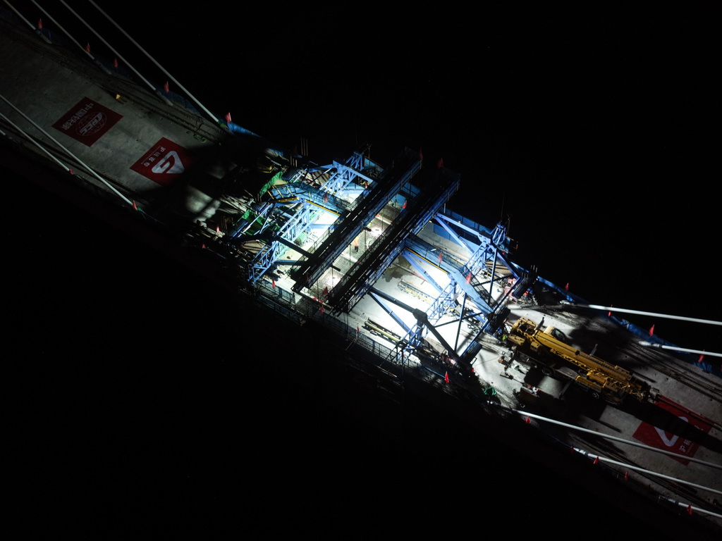 6月30日晚拍摄的沪渝蓉高铁通泰扬特大桥跨引江河斜拉桥施工现场（无人机照片）。