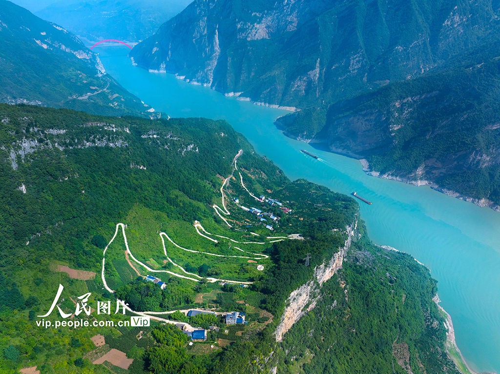 湖北秭归：路畅景美产业兴【4】
