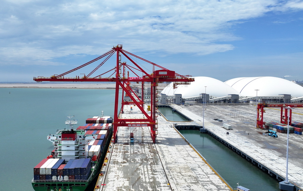 7月2日，集装箱船舶靠泊在东营港一突堤集装箱码头（无人机照片）。