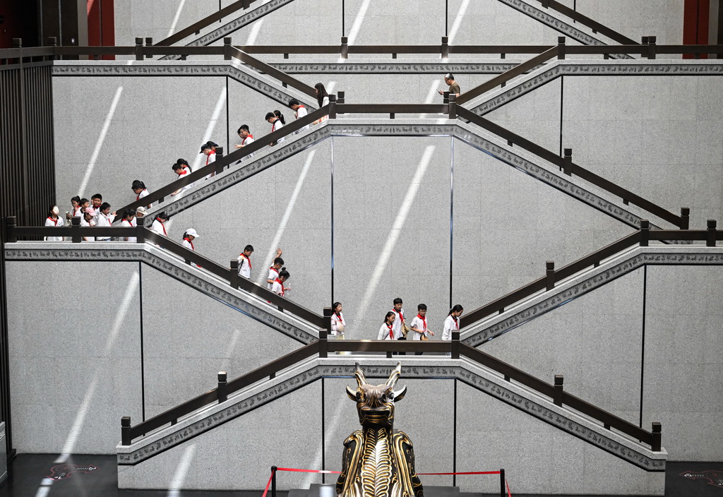 7月2日，学生在大云山汉王陵博物馆参观。