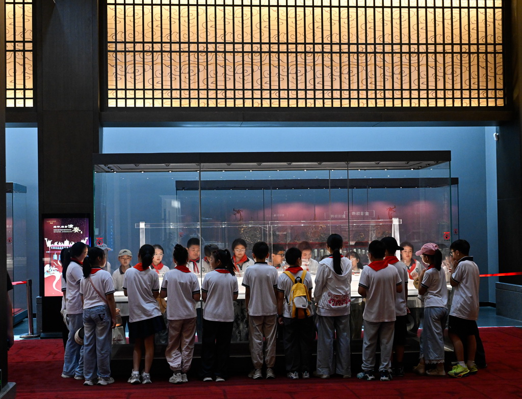 7月2日，学生在大云山汉王陵博物馆参观。