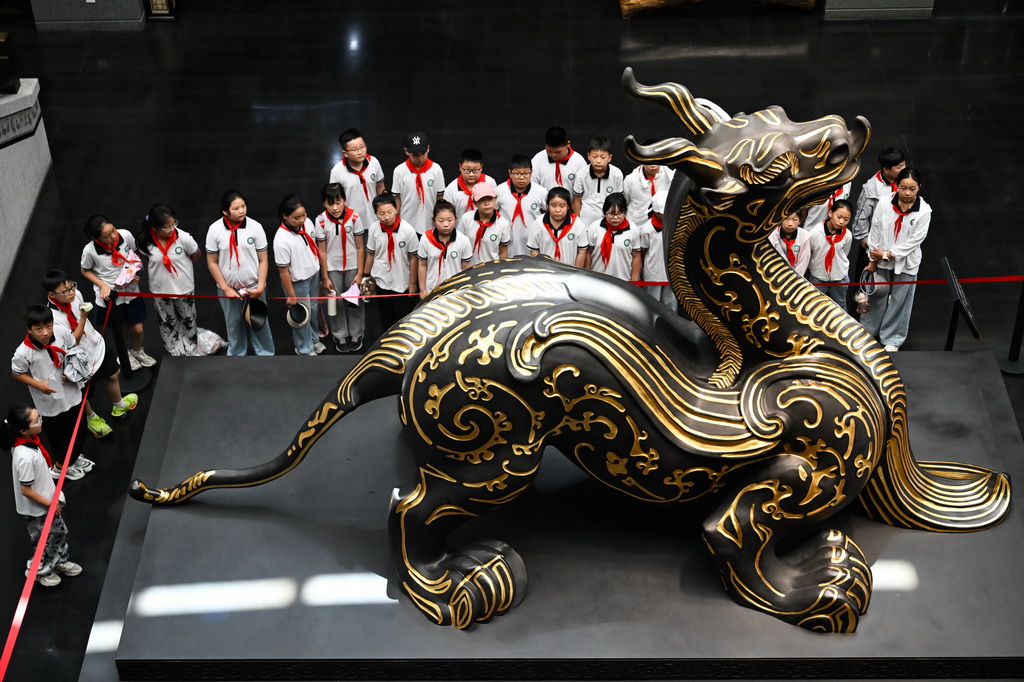 7月2日，学生在大云山汉王陵博物馆参观。