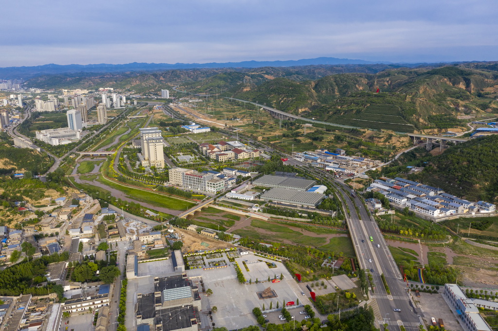 山西省吕梁市兴县县城一景（7月1日摄，无人机照片）。新华社记者 杨晨光 摄