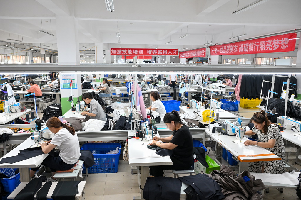 这是位于山西省静乐县小康苑移民安置区的就业帮扶车间（7月1日摄）。新华社记者 李鑫 摄