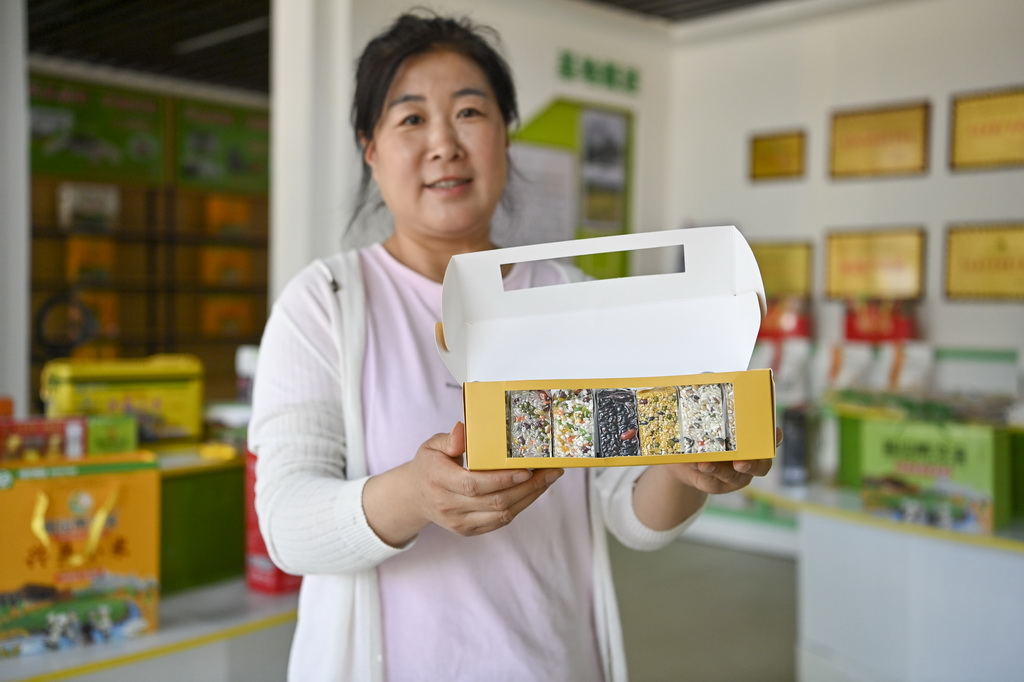 在山西省吕梁市兴县晋绥黄河湾农业开发有限公司，工作人员展示一款杂粮产品（7月1日摄）。新华社记者 杨晨光 摄