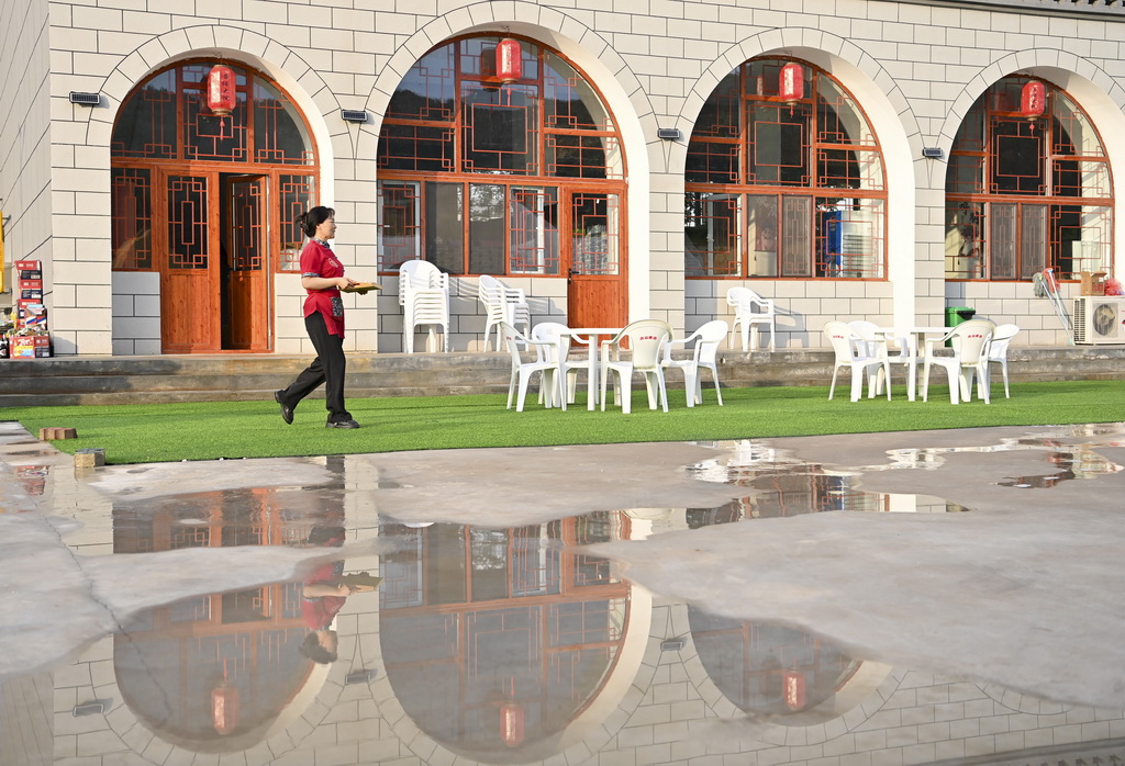 在山西省吕梁市兴县蔡家崖村的一处农家乐，工作人员准备饭菜（6月30日摄）。新华社记者 杨晨光 摄