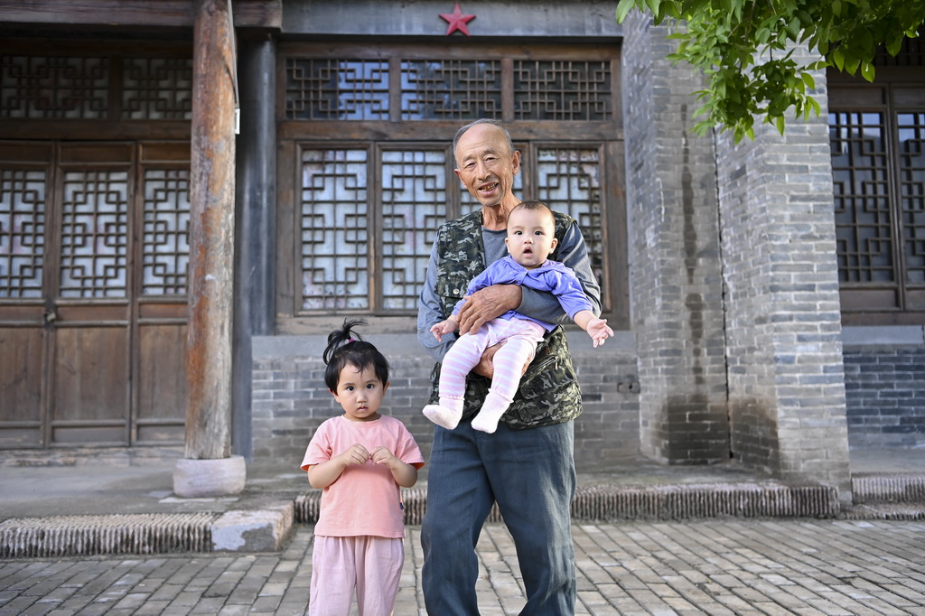 村民在山西省吕梁市兴县蔡家崖村留影（6月30日摄）。新华社记者 杨晨光 摄