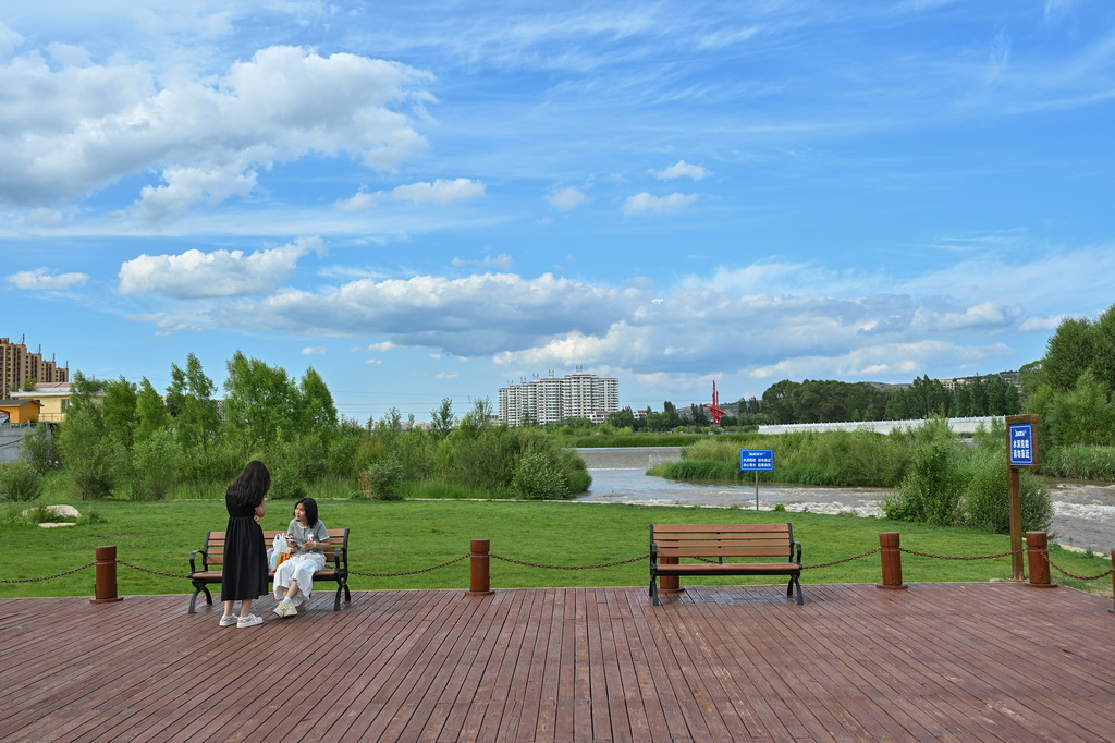 市民在山西省忻州市静乐县汾河川国家湿地公园休闲（7月1日摄）。新华社记者 李鑫 摄