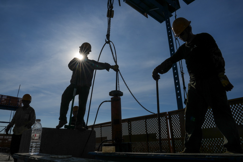 7月3日，中铁上海工程局的工人在宁淮城际铁路（南京至淮安）5标项目跨203县道连续梁施工现场作业。