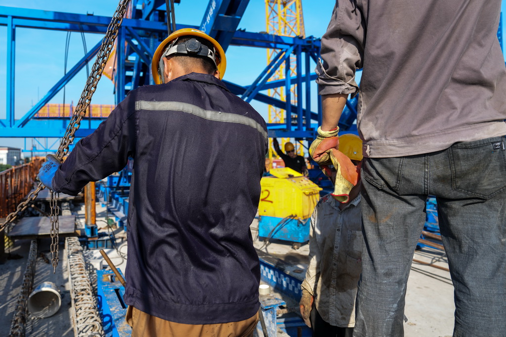 7月3日，中铁上海工程局的工人在宁淮城际铁路（南京至淮安）5标项目跨203县道连续梁施工现场作业。