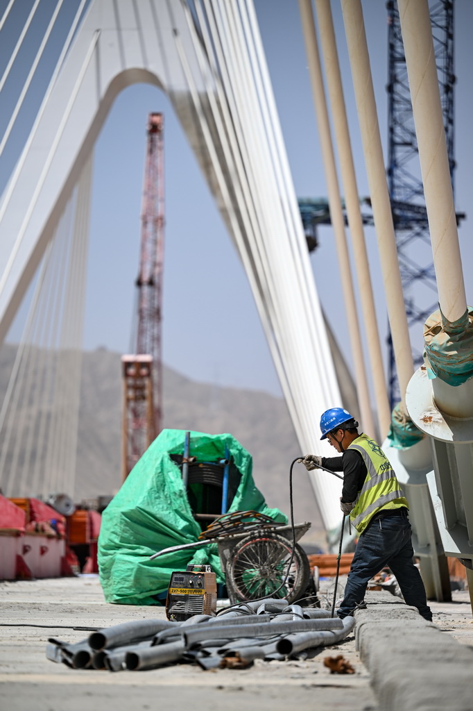 7月3日，工人在黑山峡黄河特大桥建设现场施工作业。