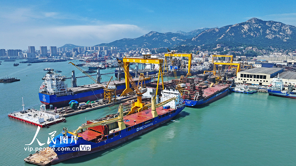 山东荣成：造船企业赶制订单【3】