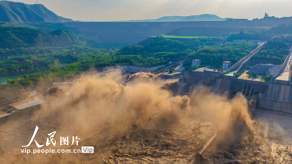 河南洛阳：黄河小浪底再现“黄龙出闸”景观【2】