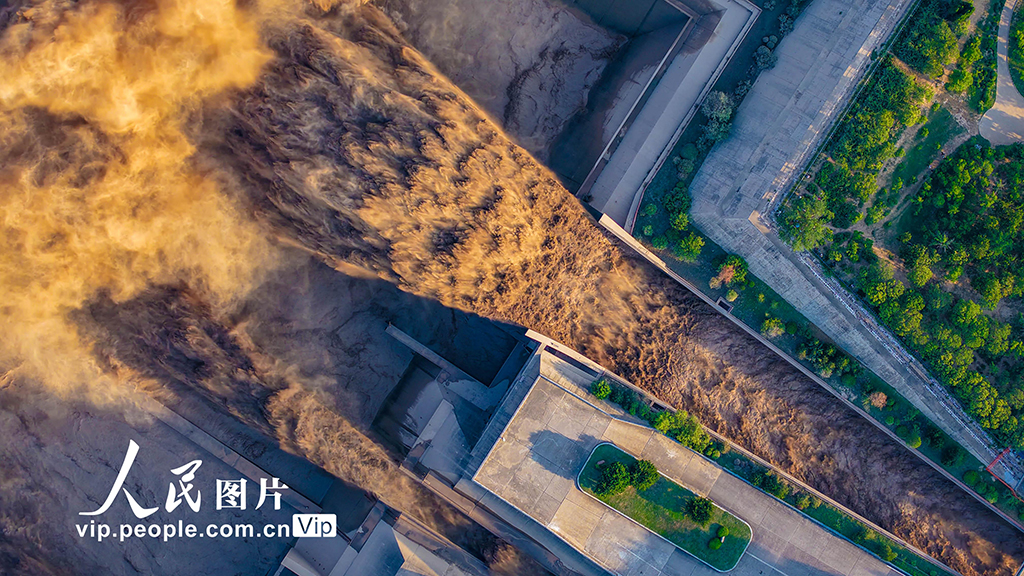 河南洛阳：黄河小浪底再现“黄龙出闸”景观【4】