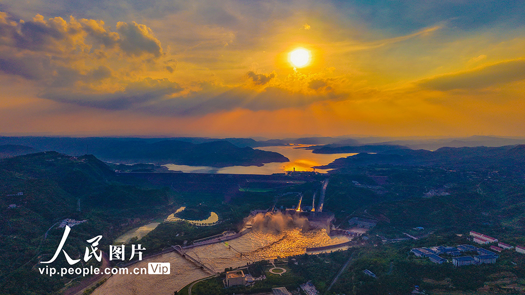 河南洛阳:黄河小浪底再现“黄龙出闸”景观【5】