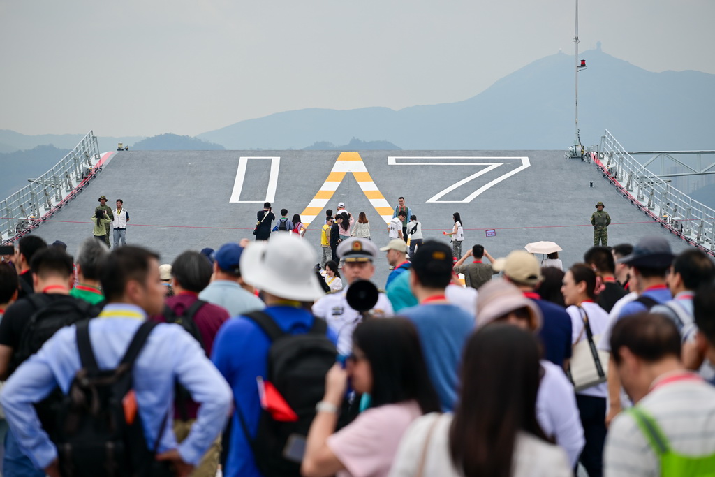 7月5日,民众在海军山东舰上参观、拍照。