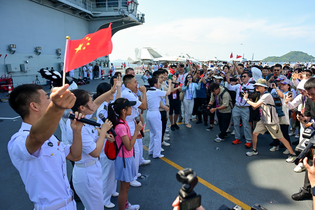 7月5日，编队官兵为来访民众举行快闪活动。