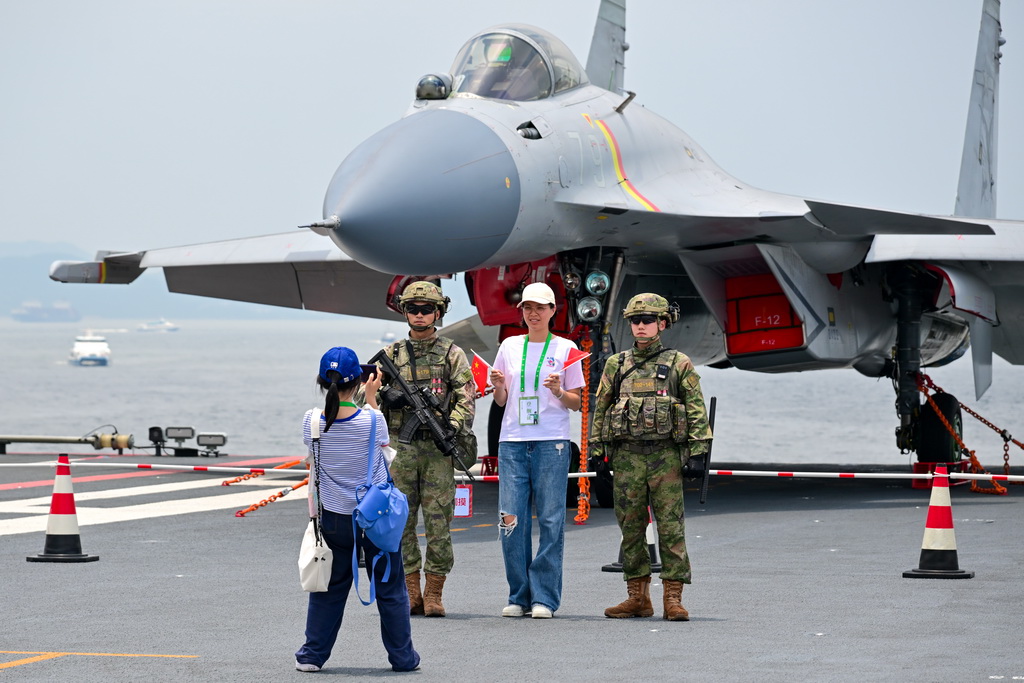 7月5日，民众在海军山东舰上留影。