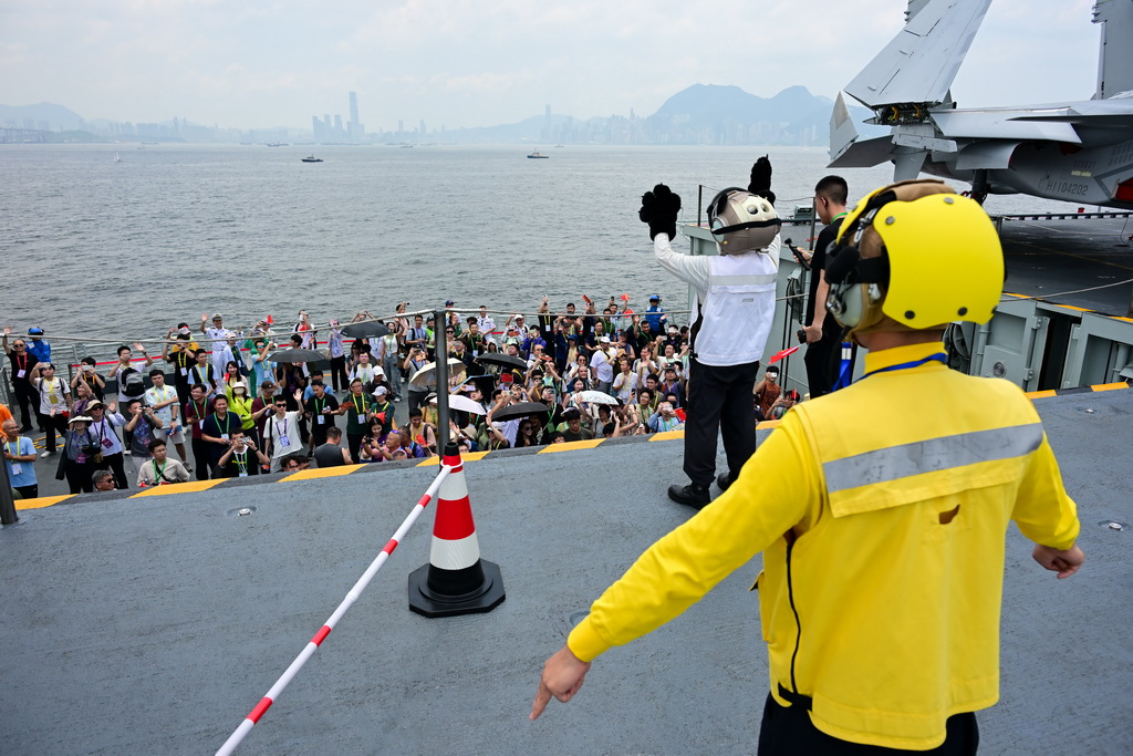7月5日,民众乘坐海军山东舰升降机离开甲板。