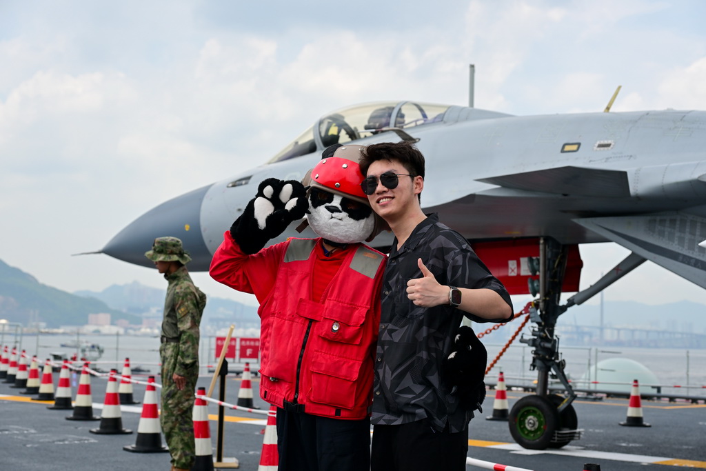 7月5日，民众在海军山东舰上留影。