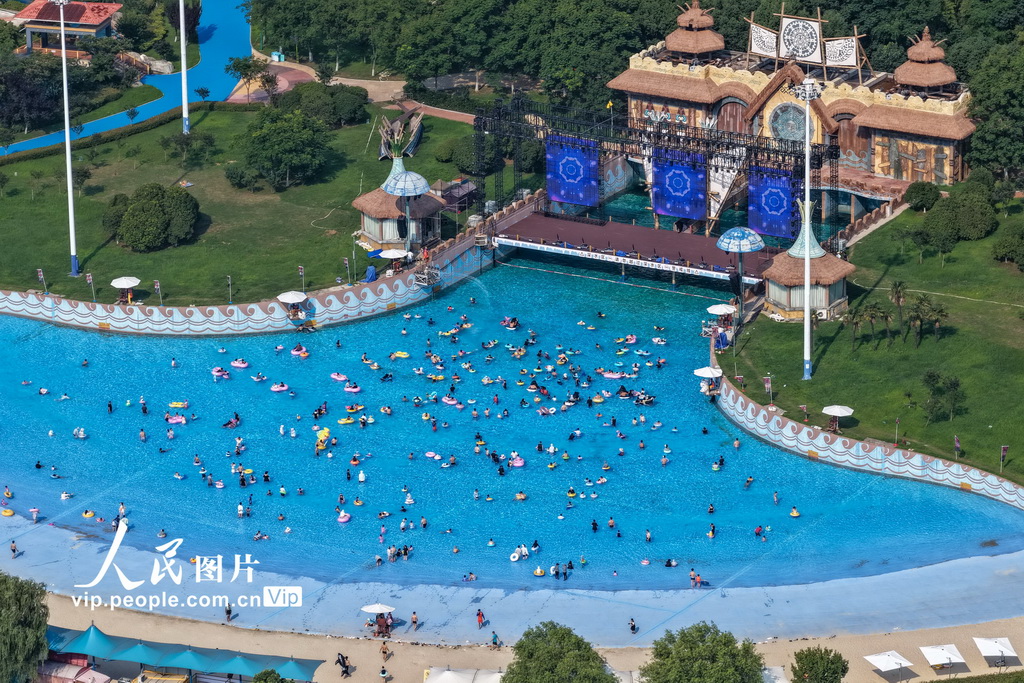 2025年7月5日，人们在江苏省南京市汤山欢乐水世界戏水纳凉。