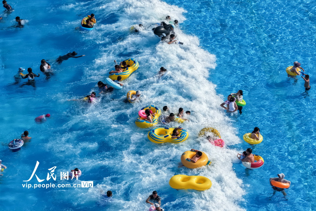 2025年7月5日，人们在江苏省南京市汤山欢乐水世界戏水纳凉。
