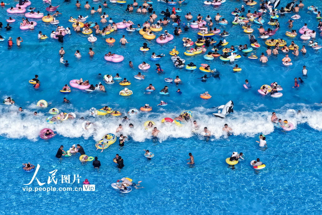 2025年7月5日，人们在江苏省南京市汤山欢乐水世界戏水纳凉。