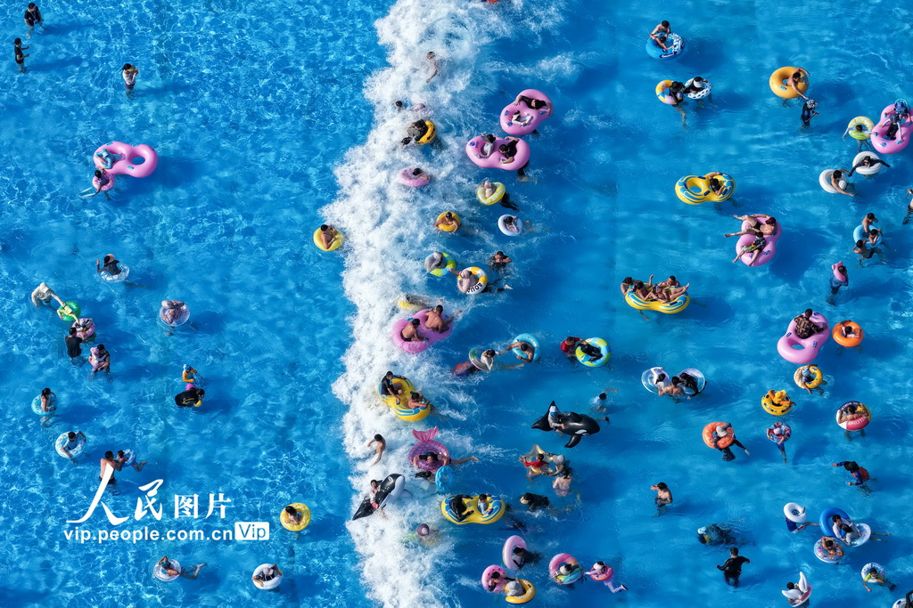 2025年7月5日，人们在江苏省南京市汤山欢乐水世界戏水纳凉。