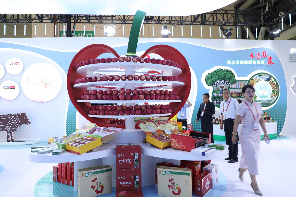 这是7月6日在兰洽会展馆内拍摄的甘肃静宁苹果展台。